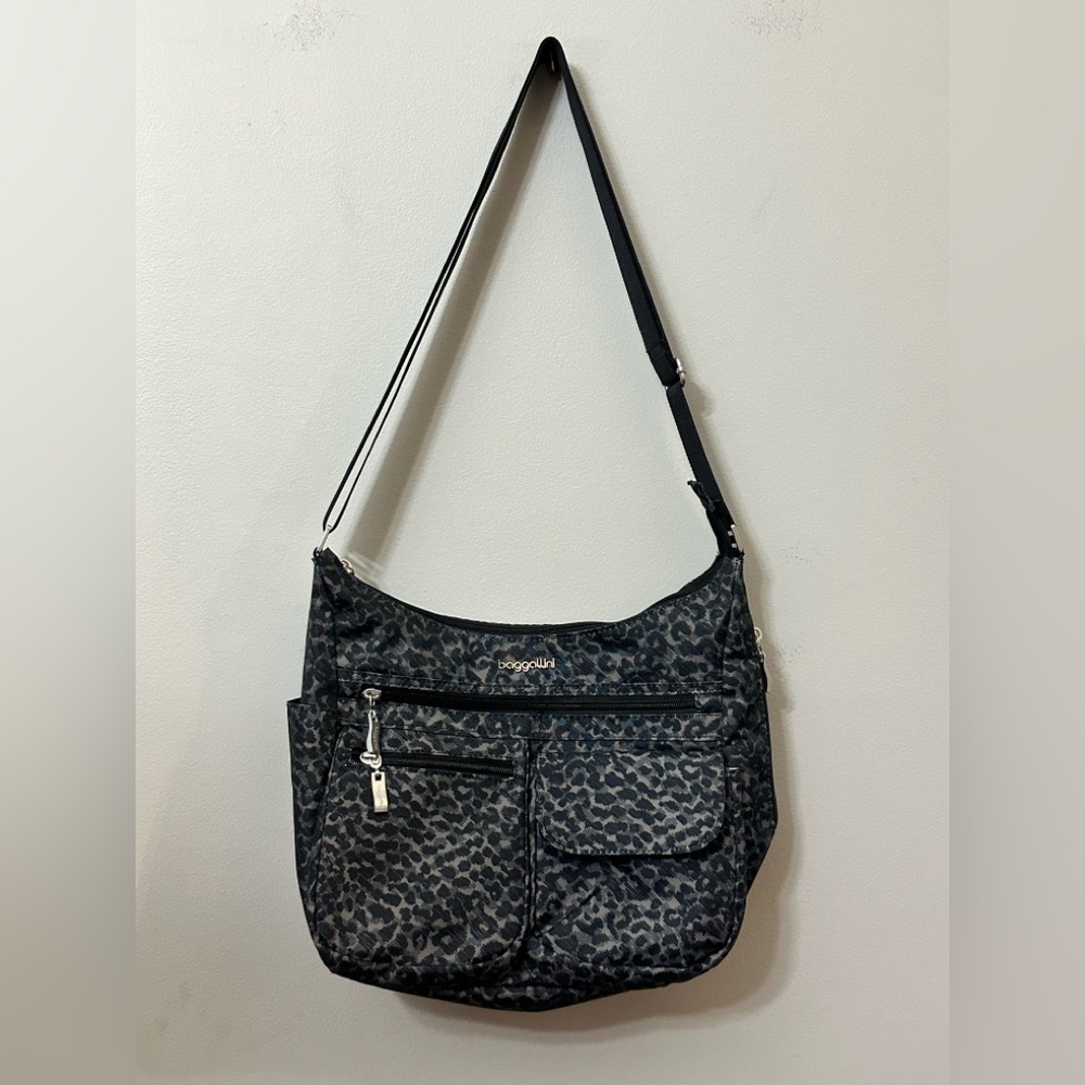 Baggallini Everywhere Bagg Crossbody Bag Grey Cheetah Leopard Print Travel Purse - Picture 7 of 14